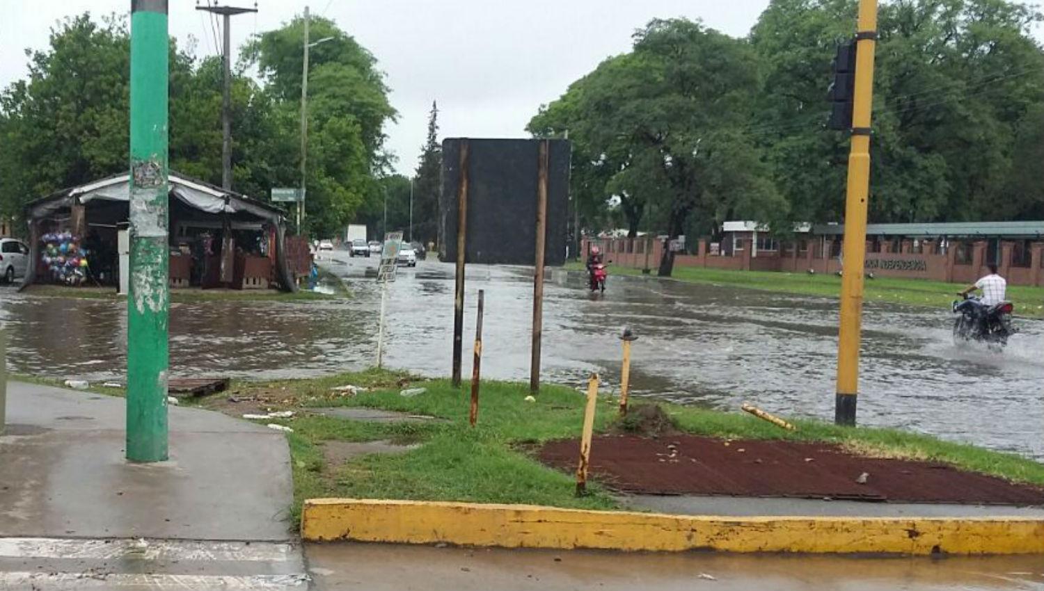 Las calles se volvieron lagos por la intensa lluvia que se registró en Tucumán