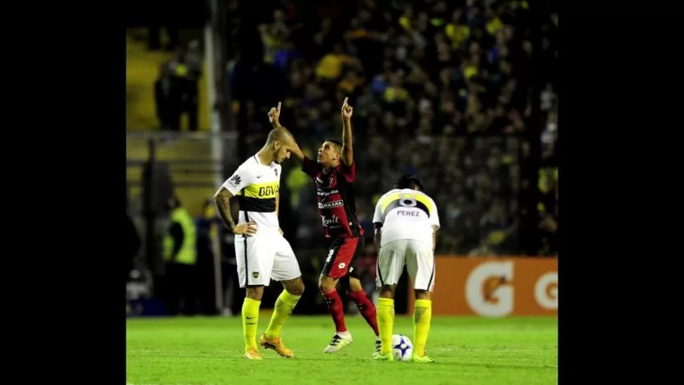 CON PATRONATO. En abril, Arce le hizo un gol a Boca; Benedetto lo sufrió. imagen de video