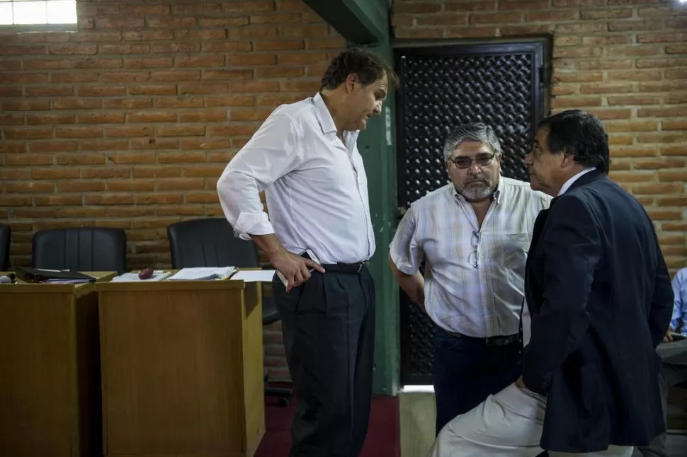 YA EN EL RECINTO. Aranda (al centro), durante una de las cuatro sesiones frustradas de la semana, conversa con los ediles Rojas (izquierda) y Aguirre (derecha). la gaceta / FOTO DE JORGE OLMOS SGROSSO