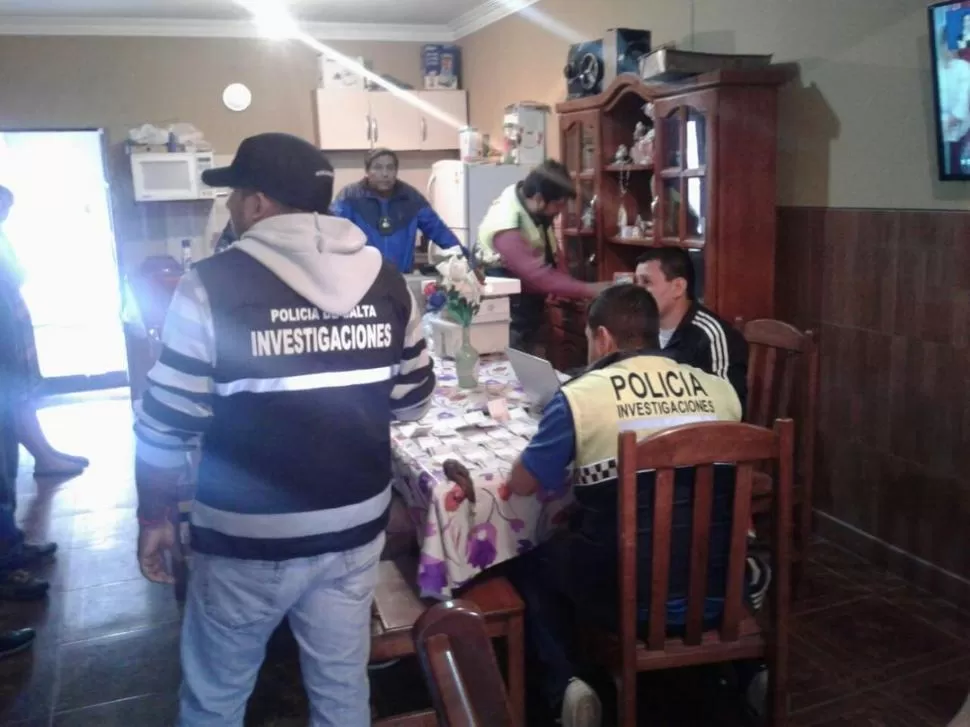 EN PLENO ALLANAMIENTO. Los policías salteños y tucumanos realizaron varias medidas en conjunto para detener a los acusados de varios hechos.  