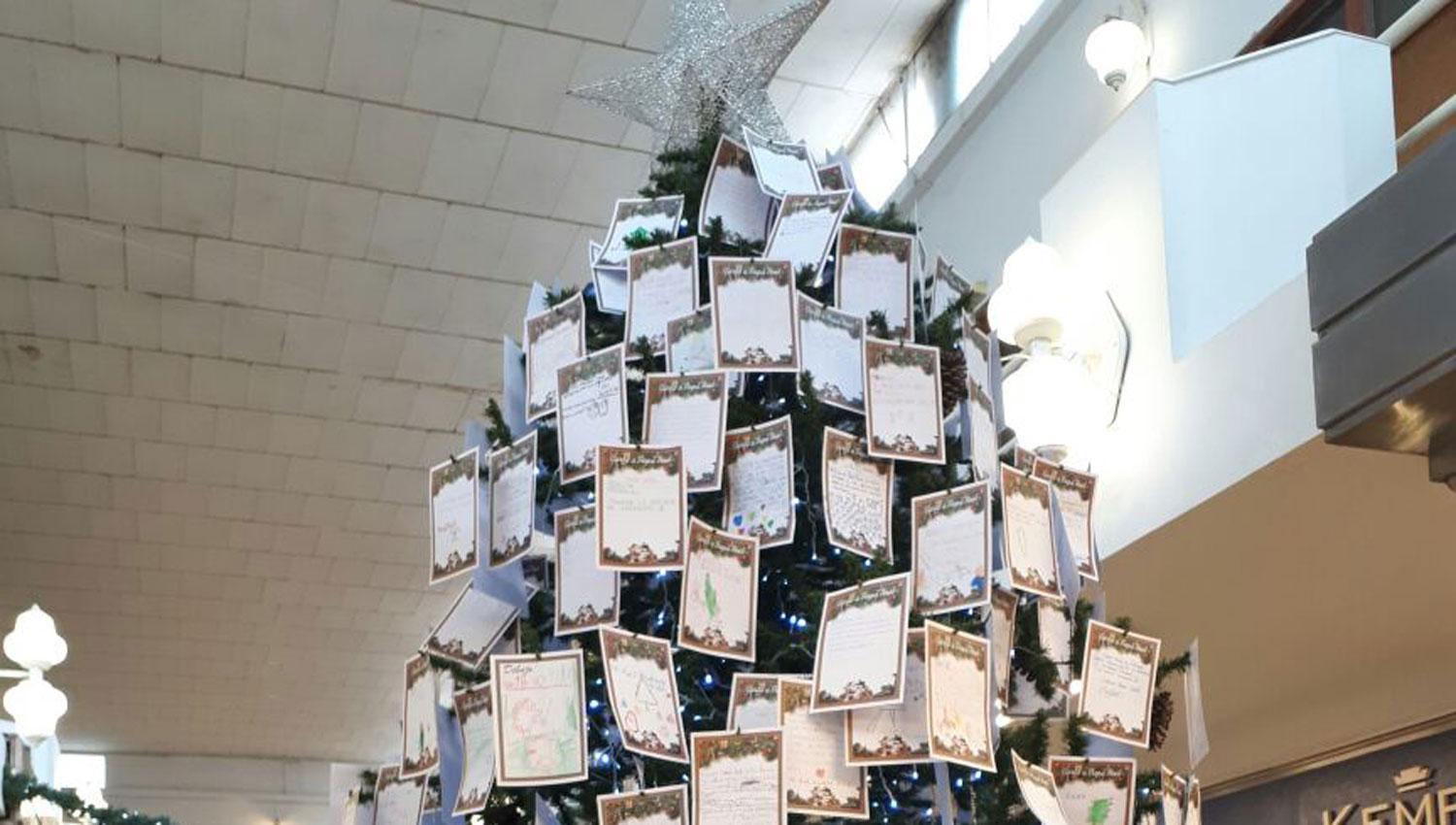 ENORME. El árbol de navidad luce en una galería del microcentro. (FOTO DE MATÍAS QUINTANA)