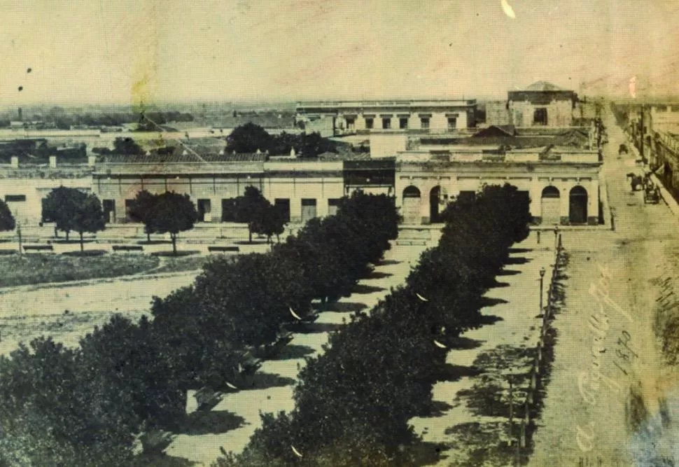 LA CASA DE GARMENDIA. Se alzaba frente a la plaza Independencia, en la ochava noreste de las hoy 24 de Setiembre y Laprida. Así se veía esa intersección en una foto de 1870. 