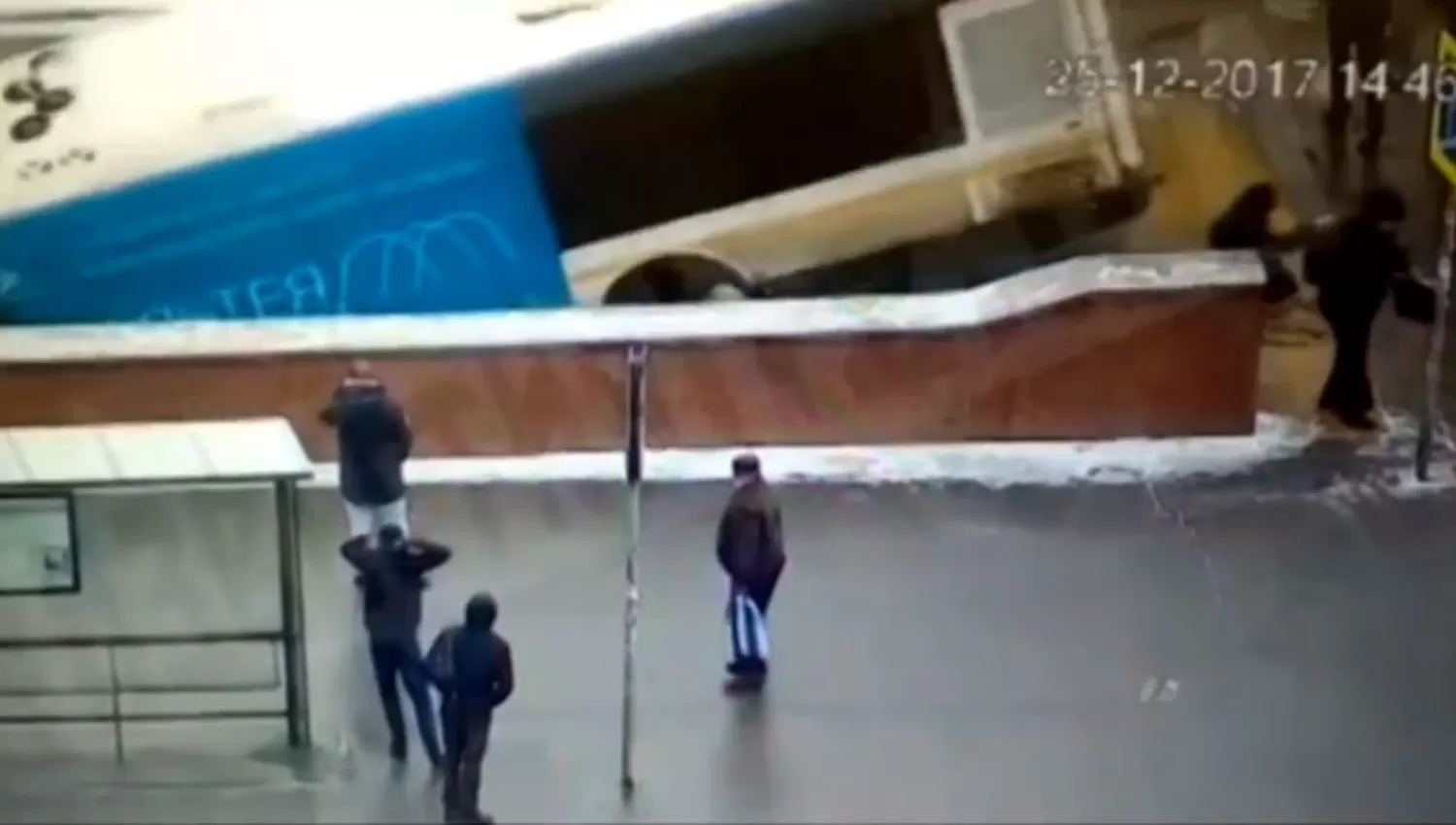 Video: cinco personas murieron atropelladas por un colectivo en una boca de subte en Moscú