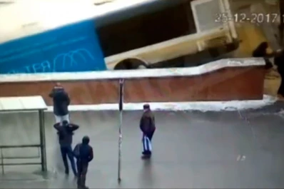 Video: cinco personas murieron atropelladas por un colectivo en una boca de subte en Moscú