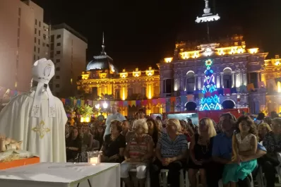 El arzobispo celebró la Nochebuena en la plaza Independencia rodeado por miles de tucumanos