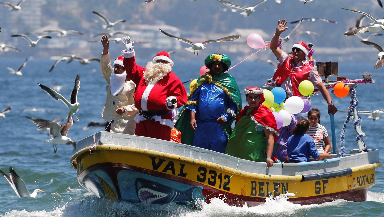 Papá Noel paseó en un bote en la pintoresca ciudad de Valparaíso, en Chile. REUTERS