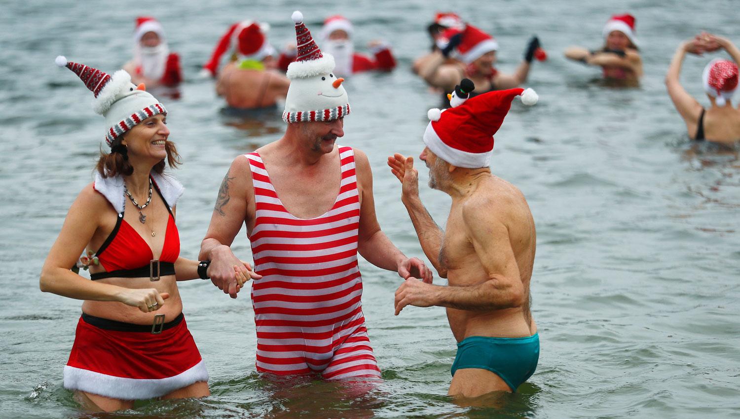 CHUY. Una multitud se vistió de fiesta para celebrar la Navidad en el lago Orankesee, en Berlín, Alemania. REUTERS