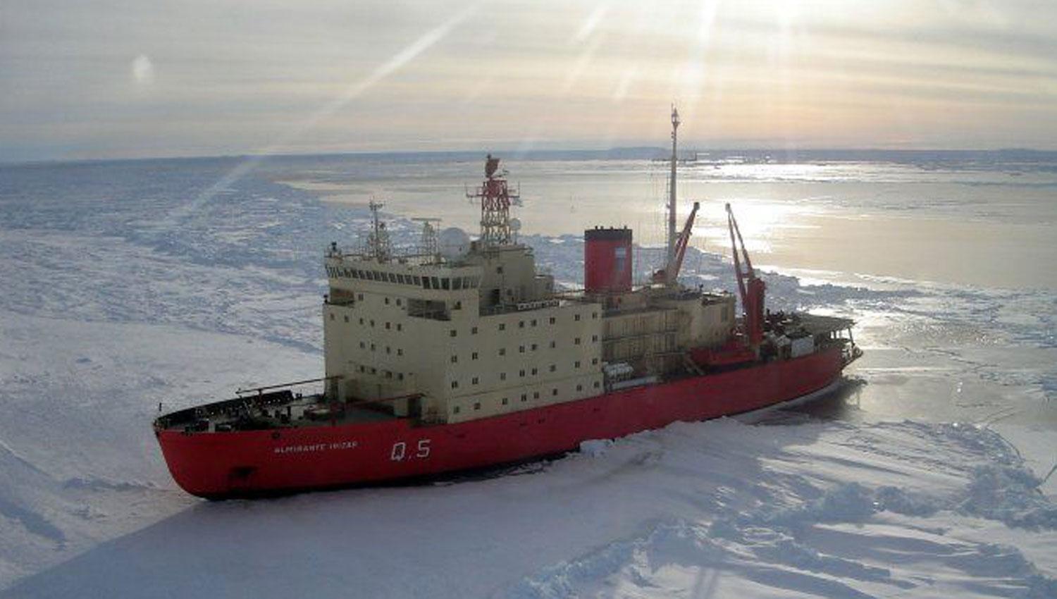 ALMIRANTE IRIZAR. El buque, entre los hielos antárticos. ARCHIVO