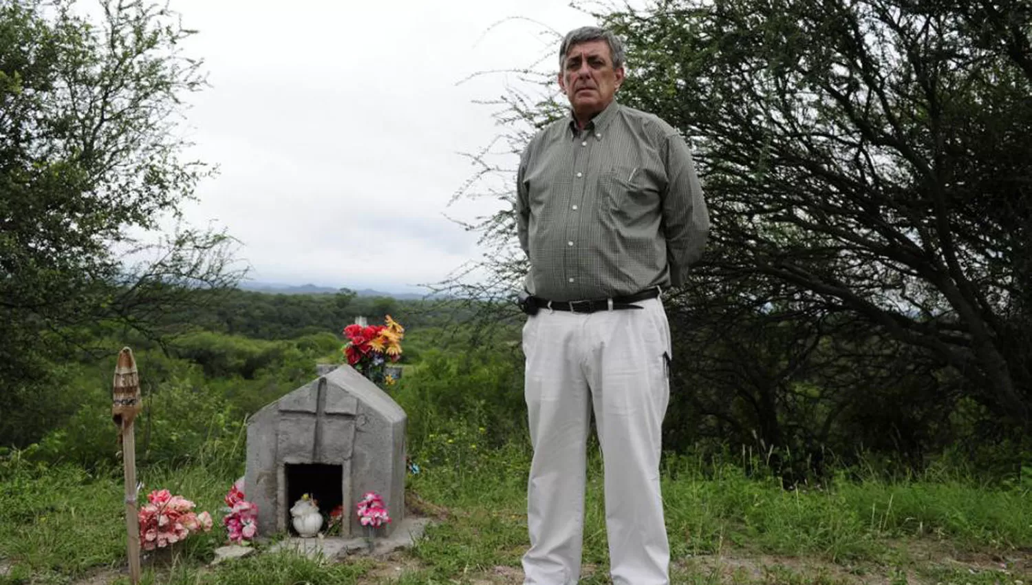 ALBERTO LEBBOS. El padre de Paulina, junto al monolito que recuerda el lugar en el que fue hallado el cadáver de su hija, en Tapia. ARCHIVO