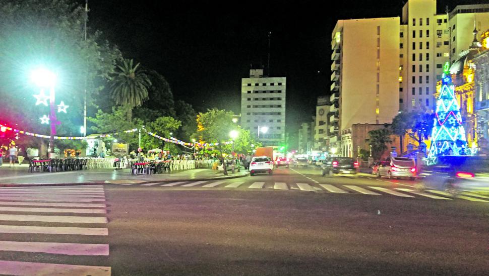 La plaza Independencia se vistió de fiesta para albergar más de un millar de tucumanos en la Nochebuena