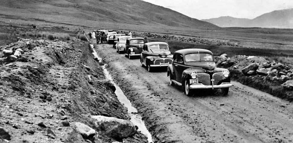 CARAVANA. Los autos que conformaban la comitiva oficial que inauguró la ruta 307 en enero de 1943. 