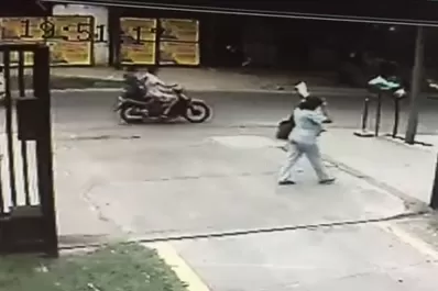 Video: así atacaron dos motochorros a una mujer en Muñecas al 1.300