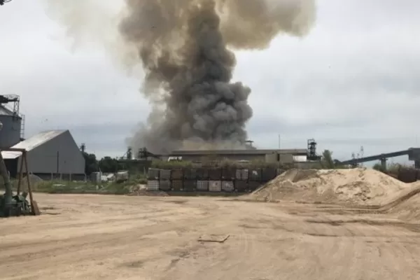 Video: una explosión en una cerealera de Rosario dejó un muerto y 20 heridos