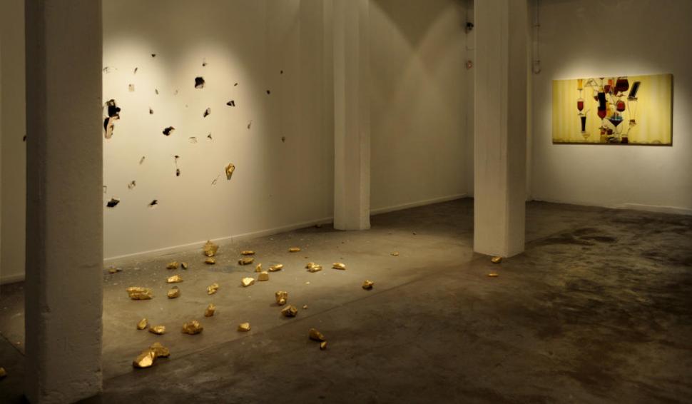 LA OBRA. Las piedras cubiertas de láminas de oro impactaron contra la pared del museo y quedan desperdigadas. 