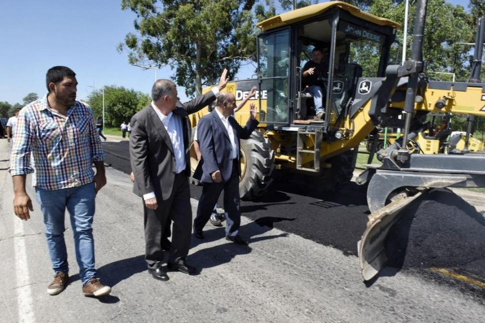 EN LULES. Manzur y Jaldo recorren obras de pavimentación sobre la ruta 301, realizadas por Vialidad Provincial. twitter @OsvaldoJaldo