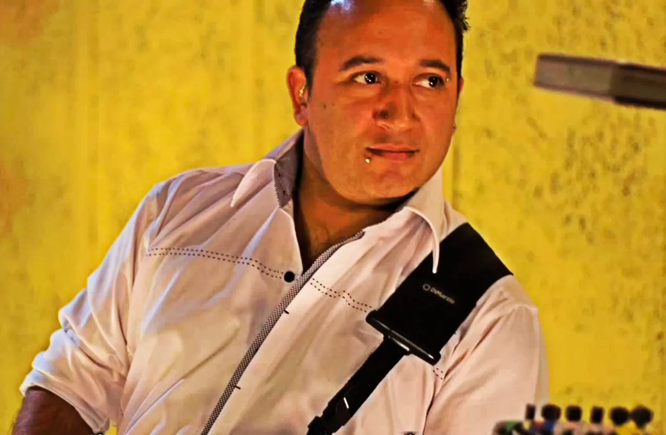 SEGUIRÁ ADELANTE. Ramón Benítez seguirá cantando con los músicos de La Nueva Luna, aunque cambiarán el nombre. (FOTO TOMADA DE TWITTER)