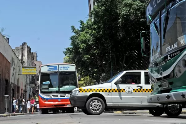 Concejales apuran la sesión en la que subirán las tarifas de los servicios de ómnibus y taxis