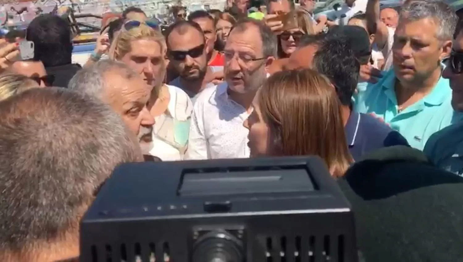 EN MAR DEL PLATA. Vidal enfrenta a los manifestantes. FOTO TOMADA DE CLARÍN.