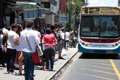Por ahora no aumentarán las tarifas de colectivos y taxis: los concejales dicen que les falta información para votar
