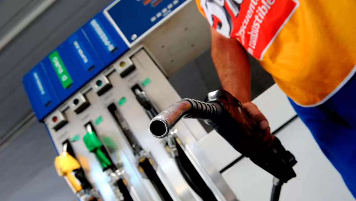 El año podría comenzar con un aumento del precio de los combustibles. LA GACETA/FOTO DE FRANCO VERA