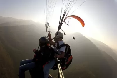 Parapente: los chequeos previos y las medidas de seguridad con la presencia de un instructor