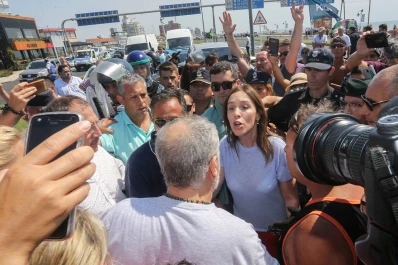 Carrió felicitó a Vidal por su reacción ante un piquete: la no violencia es el camino