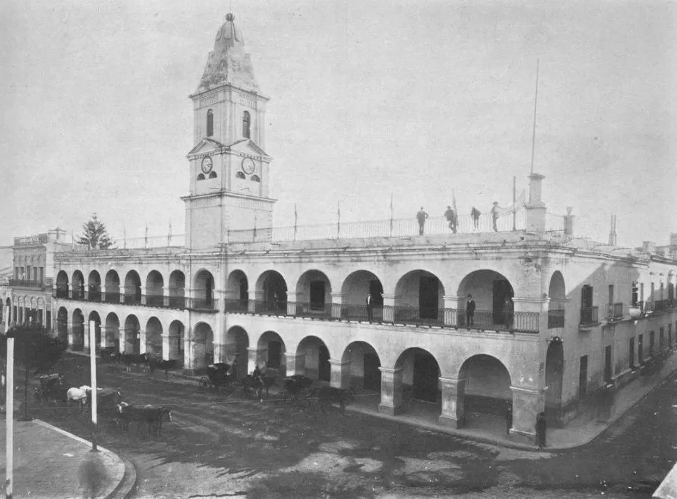 EL CABILDO DE TUCUMÁN. En su torre y en la Catedral, Vicente Brusa instaló los primeros pararrayos que conoció nuestra ciudad, en 1864. 