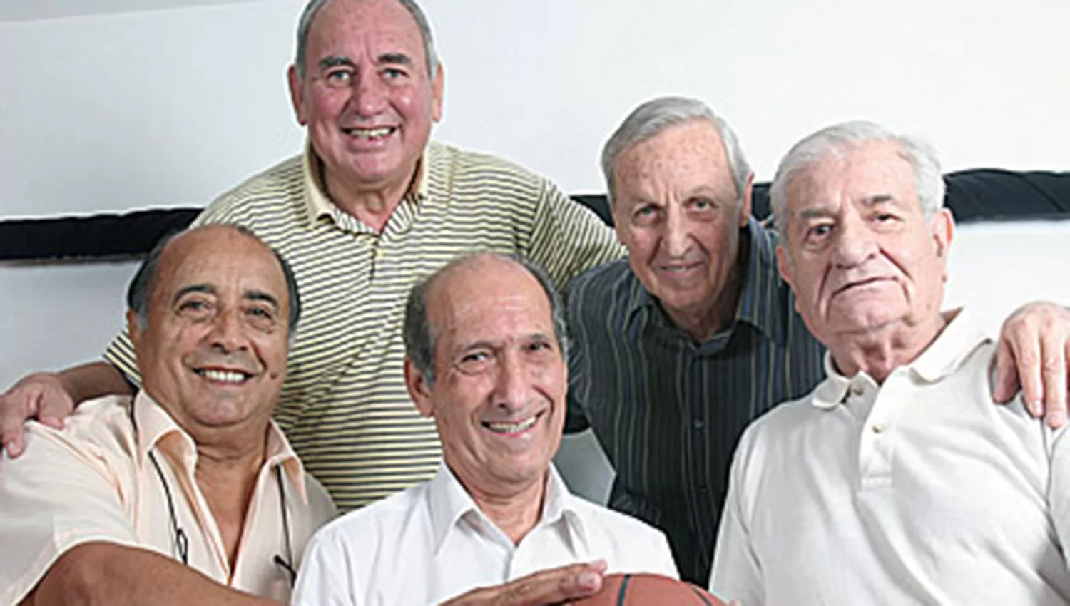 Luis Urueña (con chomba a rayas), en una foto de archivo con algunos de sus compañeros con los que fue campeón argentino de básquet: Pato Merlo, Tito Carol, Jorge Del Corro y Alico Díaz.