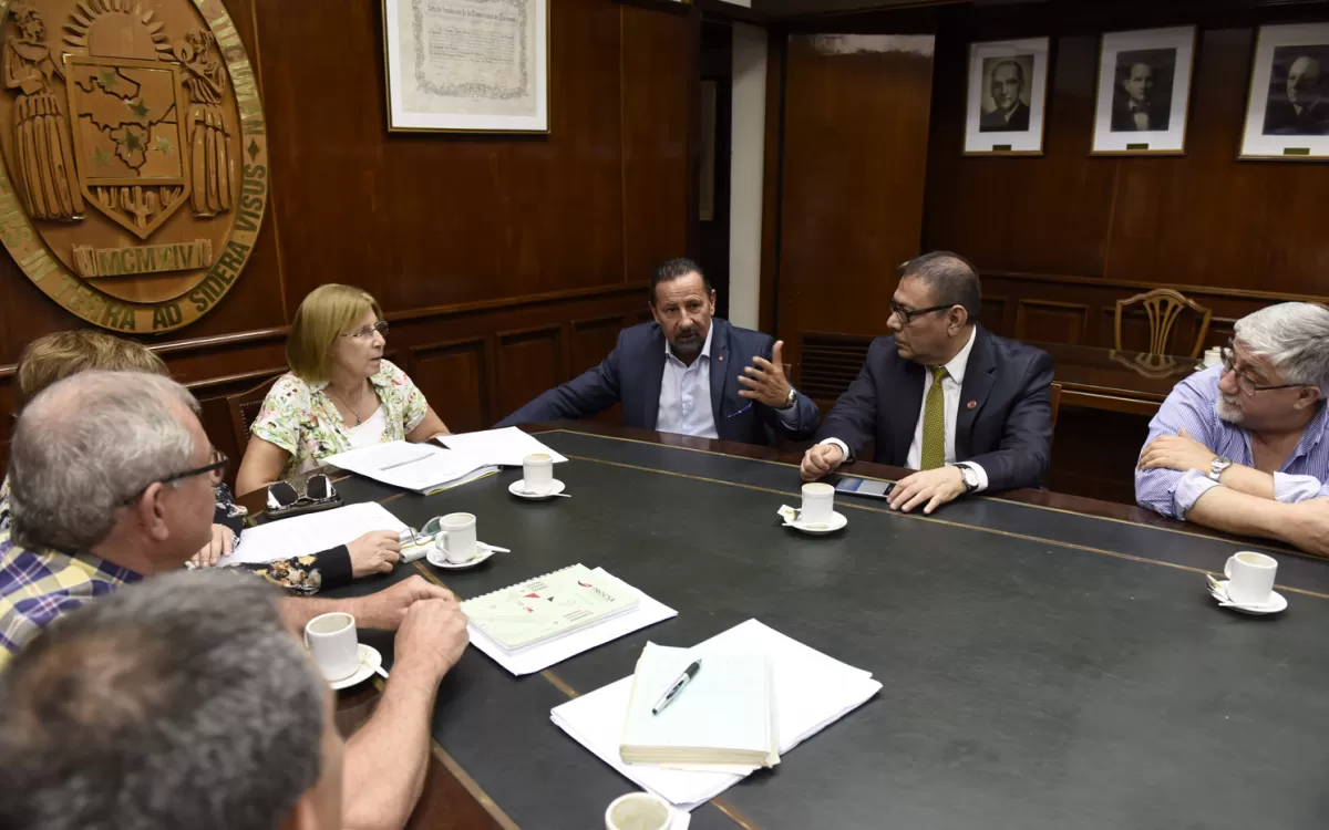 RECTORADO. Bardón, Juri y Valdez dialogan, antes de la firma del convenio. prensa legislatura