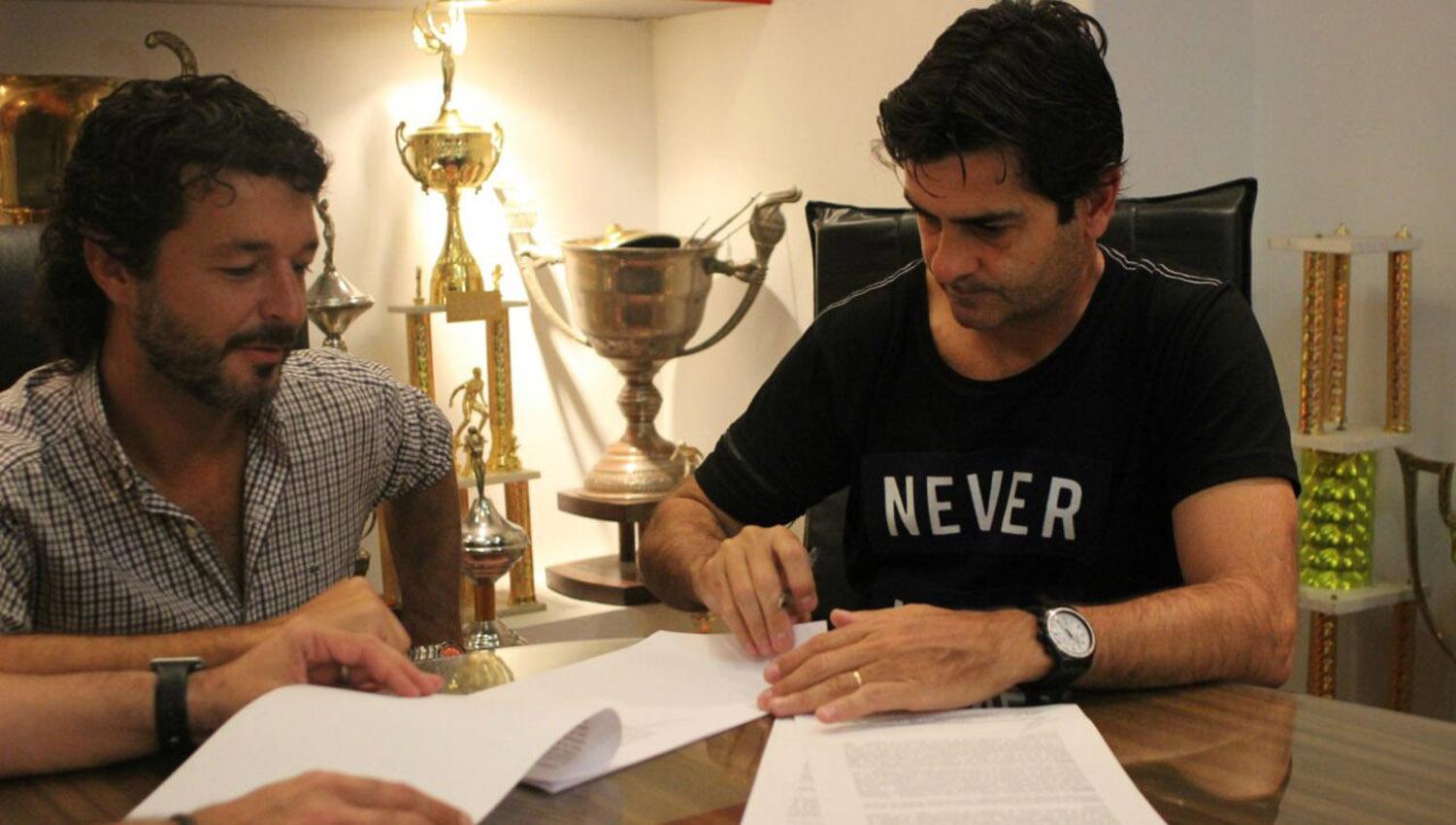 Rubén Forestello (a la derecha de la imagen), en el momento en el que firmó su contrato con el santo. ARCHIVO