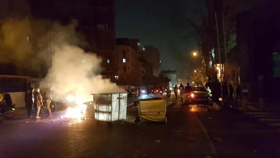 CRÍTICAS AL RÉGIMEN. Las protestas que empezaron el jueves en distintas zonas del país, llegaron a Teherán.  reuters