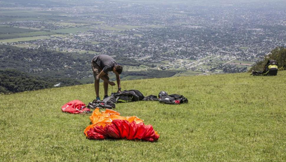 Los parapentes vuelven a volar después de la tragedia de Loma Bola