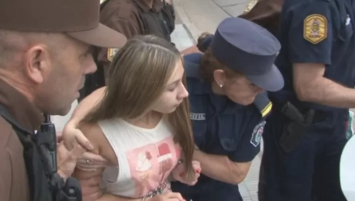 NAHIR GALARZA. La adolescente, detenida por la policía. FOTO TOMADA DE EL DÍA ON LINE