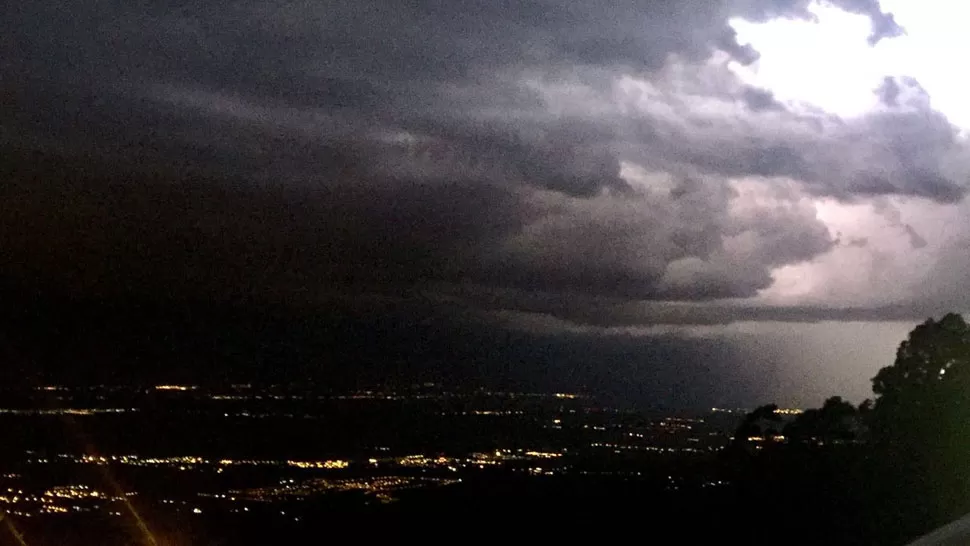 TORMENTA SOBRE TUCUMÁN. La imagen muestra el avance de una tormenta sobre la ciudad vista desde San Javier. LA GACETA / LUCIANA COLLADO