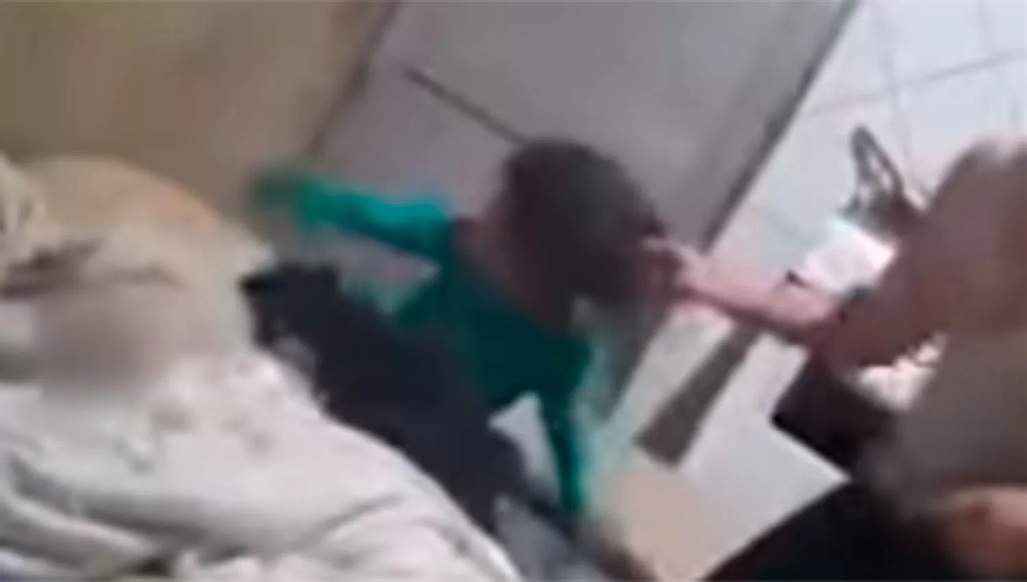 Una mujer fue filmada golpeando brutalmente a su hija por una tablet