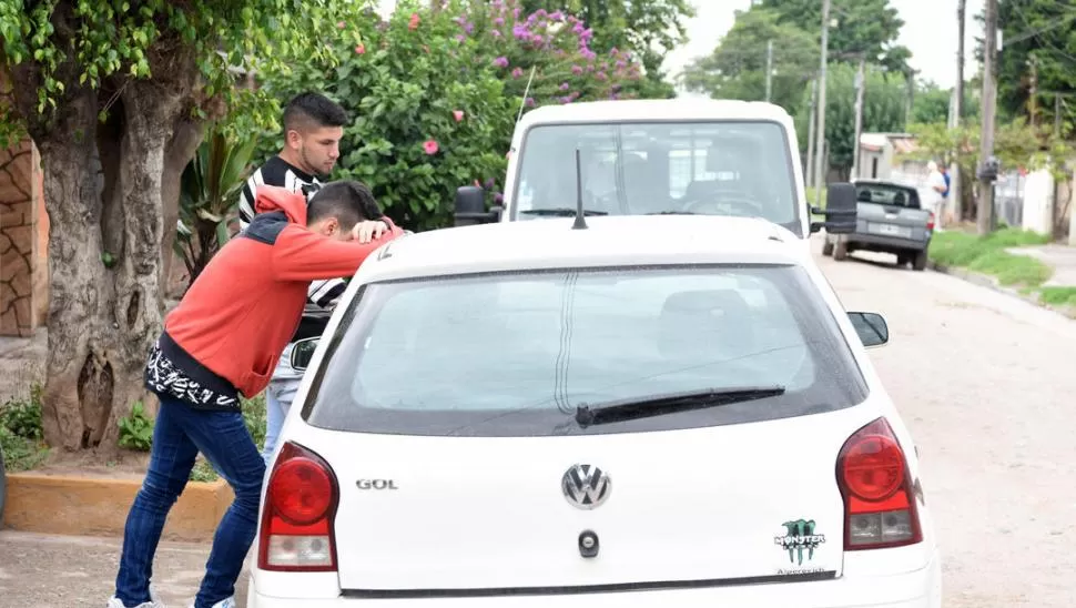 SIN EXPLICACIÓN. Allegados Jaimez permanecían incrédulos ayer ante la imprevista muerte del muchacho. la gaceta / foto de DIEGO ARAOZ