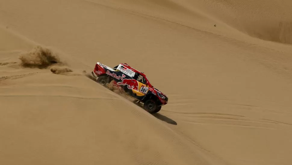 CON TODO. La Toyota Hilux oficial de Al-Attiyah desciende por una de las dunas peruanas. Las otras dos camionetas del equipo también terminaron por delante de todos los Peugeot, los rivales a vencer. Reuters