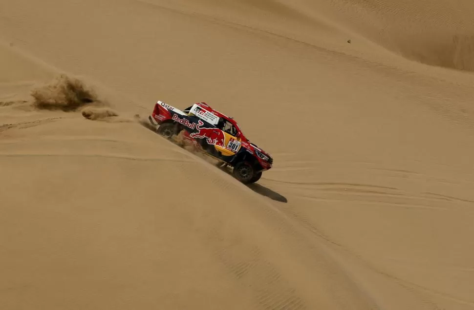 CON TODO. La Toyota Hilux oficial de Al-Attiyah desciende por una de las dunas peruanas. Las otras dos camionetas del equipo también terminaron por delante de todos los Peugeot, los rivales a vencer. Reuters