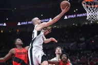 Video: con seis triples y una tapa Ginóbili iguala un récord de Michael Jordan