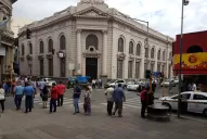 Los tucumanos gambetearon el paro de colectivos con taxis y haciendo pool entre compañeros