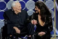 Video: a los 101 años, Kirk Douglas subió al escenario para presentar un premio
