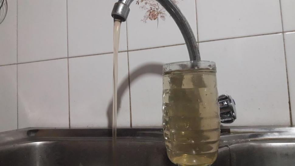 AGUA MARRÓN. Un lector del barrio de Villa Urquiza mandó esta foto a LA GACETA en WhatsApp para mostrar que tiene agua, pero no potable.  