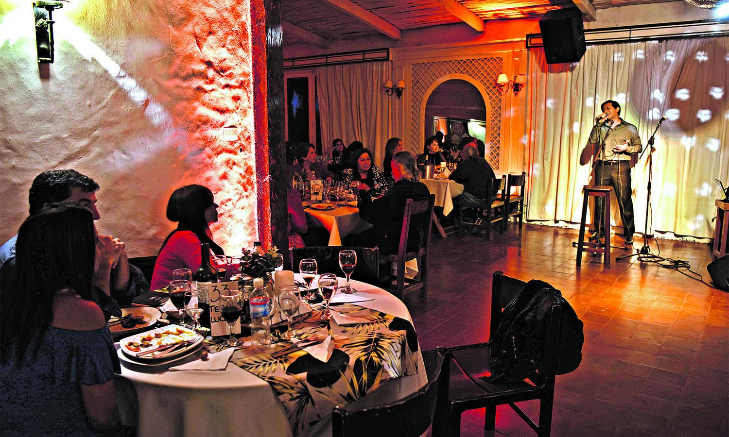 MÚSICA. Luis “Grillo” Córdoba canta tangos ante la mirada de parejas y amigos. Este salón está separado del pub en el club.