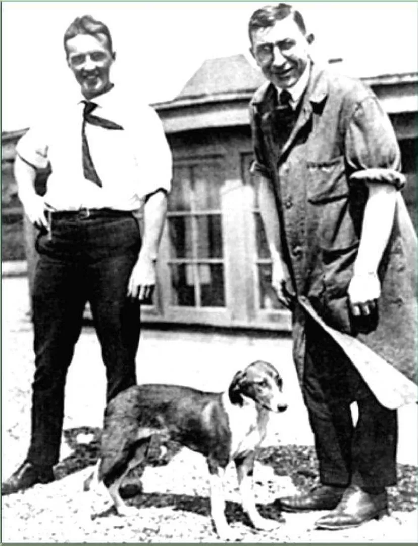 MARJORIE. La perrita, primer ser vivo en recibir insulina, aparece junto a Banting (derecha) y Best en el patio de la universidad de Toronto en 1921