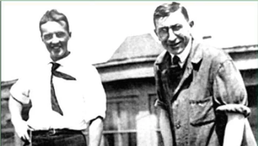 MARJORIE. La perrita, primer ser vivo en recibir insulina, aparece junto a Banting (derecha) y Best en el patio de la universidad de Toronto en 1921