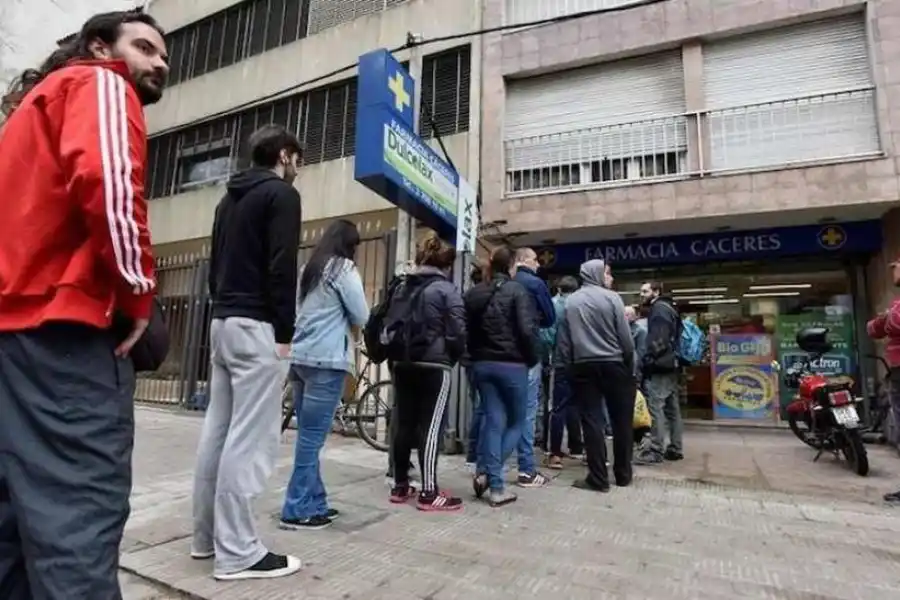 POR EL CANNABIS. Las farmacias uruguayas se llenan de filas de turistas buscando comprar marihuana. canamo.net / Mario Quinteros