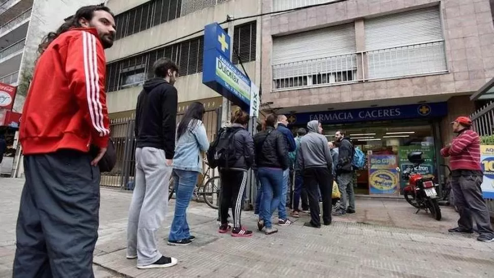 POR EL CANNABIS. Las farmacias uruguayas se llenan de filas de turistas buscando comprar marihuana. canamo.net / Mario Quinteros