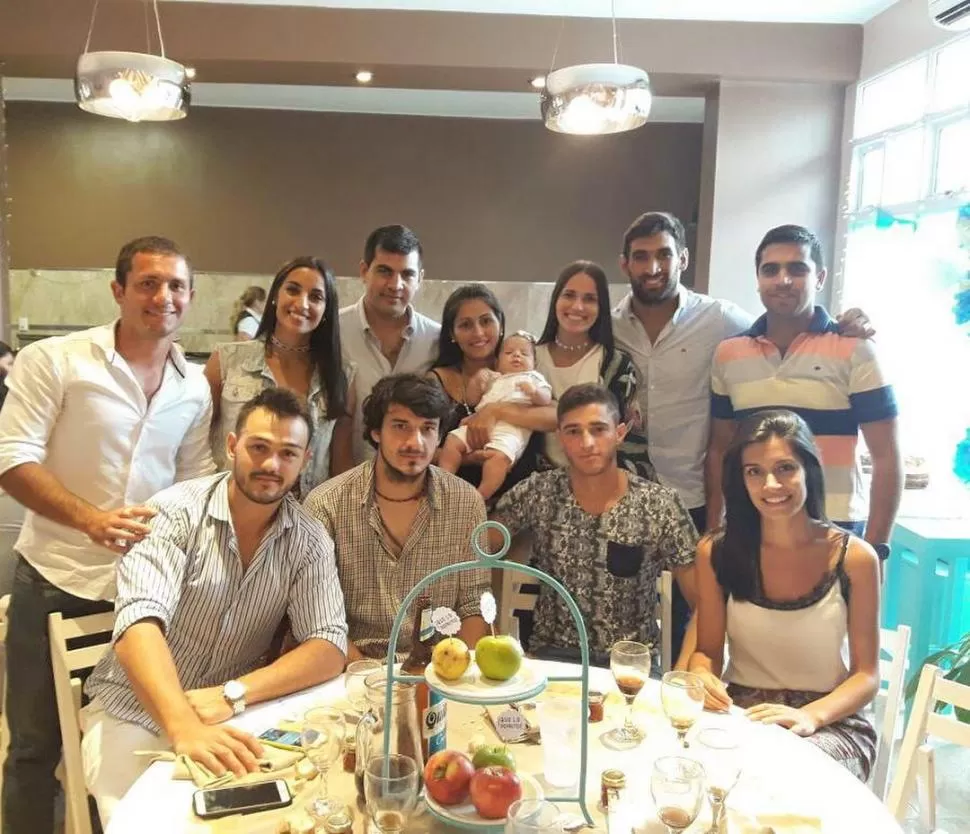 HOY. Matías (parado, segundo desde la derecha), con familia, novia y amigos. Imagen enviada por Matías Orlando