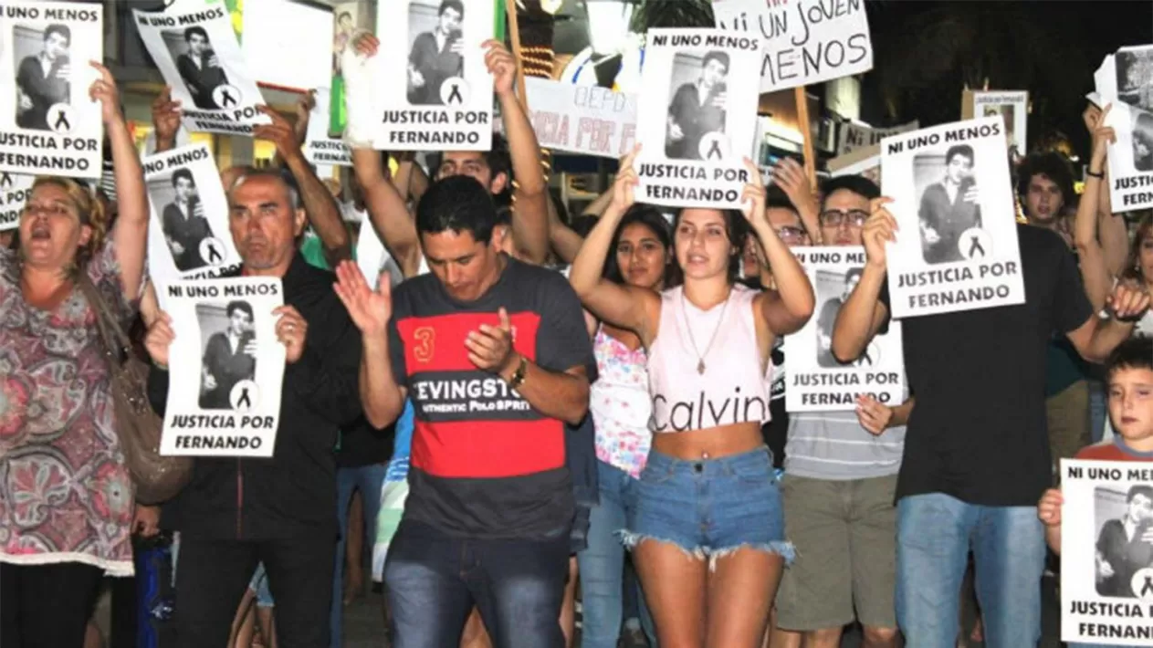 Multitudinaria marcha por la víctima del crimen. FOTO TOMADA DE PERFIL.COM
