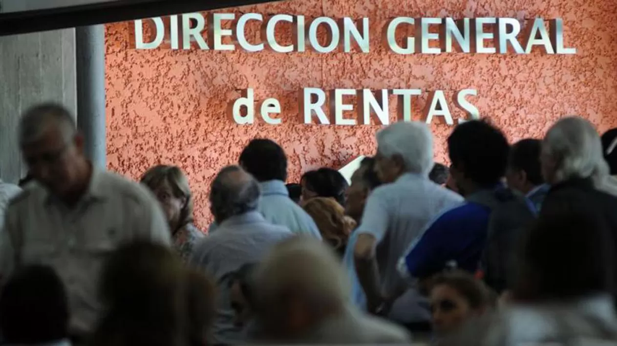 DIRECCIÓN GENERAL DE RENTAS. Contribuyentes esperan ser atendidos en 24 de Septiembre al 900. LA GACETA / ARCHIVO